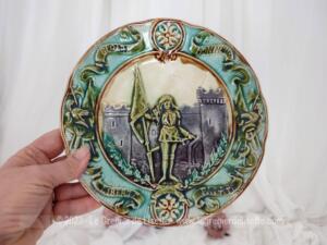 Ancienne assiette barbotine Jeanne d’Arc