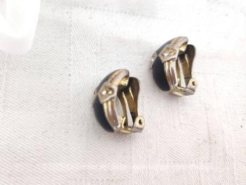 Superbe paire de boucles d'oreilles vintages à pince en métal doré ornées par des incrustations noires et des strass.