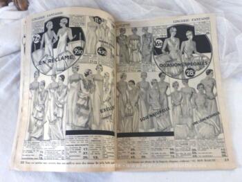 Voici un ancien catalogue "le Mois du Blanc" pour le magasin "Au Bon Marché" datant du début des années 1900. Plus un prospectus et un bordereau d'échantillons. Pour découvrir le linge de maison, la lingerie et les trousseaux comme au début du siècle dernier.