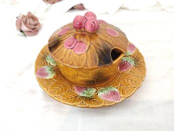 Ancien beurrier en barbotine estampillé Salins les Bains comprenant socle et couvercle aux dessins de cerises et son assiette aux dessins de fraises.