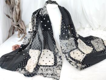 Sur 60 x 145 cm, voici un superbe et très original foulard écharpe ou étole cousu à la main avec un tissus léger et décoré de différents motifs sur fond noir à pois écrus. Effet aérien garanti.