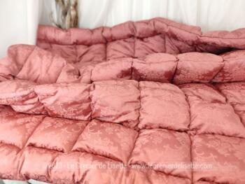 Voici un bel édredon bien épais de 150 x 170 cm en tissus vieux rose satiné et rembourré par de la ouate ou fibre de rembourrage maintenue par des coutures piqués formant un quadrillage très esthétique. Recto/verso identique.