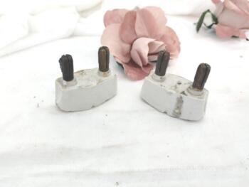 Lot de 2 anciens grands porte-fusibles en porcelaine portant les indications 60 A  et 25 A et la marque GARDY.