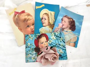 Voici un lot original et totalement vintage avec ces 4 cartes postales de portraits de fillettes des années 50 en provenance de la Belgique pour la France avec tampons et timbres belges.