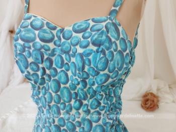 Authentique ancien maillot de bain des années 50/60 avec ses smocks sur les cotés, et sa doublure en tissus pour la poitrine. Vintage comme on aime !