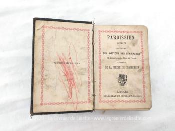 Voici un ancien petit missel Paroissien Romain de 1898 avec une couverture en cuir bien patinée par le temps qui tient entierement dans la main. Il contient tous les offices des dimanches et des principales Fêtes de l'année augmenté de la Messe de Communion.