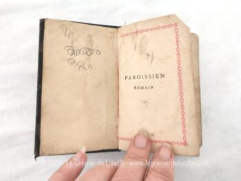 Voici un ancien petit missel Paroissien Romain de 1898 avec une couverture en cuir bien patinée par le temps qui tient entierement dans la main. Il contient tous les offices des dimanches et des principales Fêtes de l'année augmenté de la Messe de Communion.