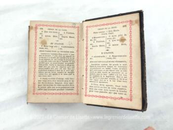 Voici un ancien petit missel Paroissien Romain de 1898 avec une couverture en cuir bien patinée par le temps qui tient entierement dans la main. Il contient tous les offices des dimanches et des principales Fêtes de l'année augmenté de la Messe de Communion.