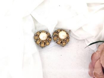 Voici une paire de boucles d'oreilles vintages à pince ornées par une mise en place originale de strass et dorures en étoile avec une grosse perle nacrée au centre  !