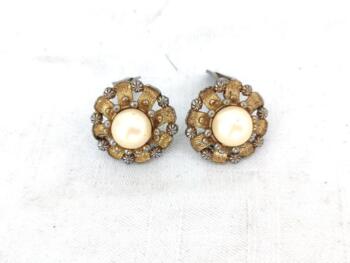 Voici une paire de boucles d'oreilles vintages à pince ornées par une mise en place originale de strass et dorures en étoile avec une grosse perle nacrée au centre  !