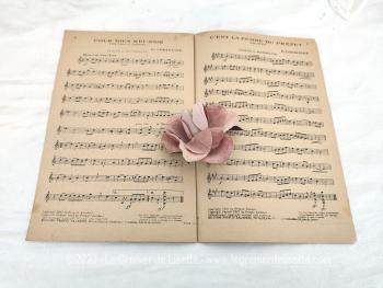 Datant du tout début des années 1920, voici un ancien livret recueil 10 partitions pour violon ou mandoline consacré aux 10 succès de l'Opérette Dédé de Henri Christine aux Editions Salabert.  Pour de la vraie musique rétro !