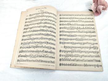 Datant du tout début des années 1900, v oici un ancien livret de partitions de la marque Gerbe d'Or Collection avec des Airs Opéras, Mélodies, Variations, Danses pour Violon, Flute, Clarinette, Pinton et Mandoline. Pour de la vraie musique rétro !