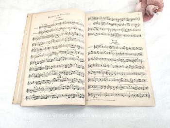 Datant du tout début des années 1900, v oici un ancien livret de partitions de la marque Gerbe d'Or Collection avec des Airs Opéras, Mélodies, Variations, Danses pour Violon, Flute, Clarinette, Pinton et Mandoline. Pour de la vraie musique rétro !