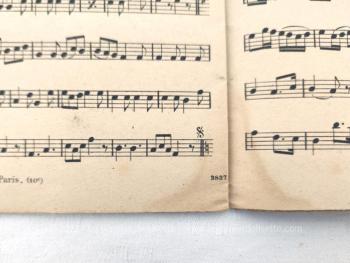 Datant du début des années 1900, voici un recueil de "On danse quand même" avec 20 partitions de danses, dont 5 polkas, 5 valses, 4 mazurkas, 4 Schottisch et de 2 quadrilles. écrites par J. Garde et De Lendi. Vintage et très retro !