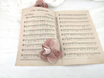 Voici une ancienne partition "Une Charade" créé par Danielle Darrieux, dans son grand film "Battement de Coeur",  sur une musique de Paul Misraki, paroles de André Hornez, copyright de 1939 aux éditions de la Société d'Editions Musicales Paris-Monde.