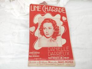 Voici une ancienne partition "Une Charade" créé par Danielle Darrieux, dans son grand film "Battement de Coeur",  sur une musique de Paul Misraki, paroles de André Hornez, copyright de 1939 aux éditions de la Société d'Editions Musicales Paris-Monde.