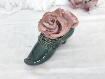 Adorable petit escarpin en belle faïence verte décoré d'un noeud en relief pour vous offrir un bel objet de décoration shabby avec petits trous au talon pour le  suspendre si vous le voulez.