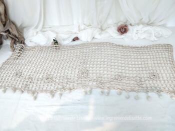 Sur 120 x 40 cm, + 5 cm de pompon, voici un ancien petit rideau filet avec pompons, idéal pour porte ou fenêtre. Pièce unique.