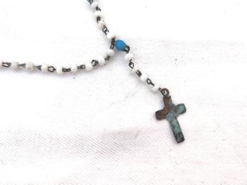 Voici un ancien et mini chapelet de 18 cm de long à plat et réalisé en petites perles de rocailles blanches et bleues avec une petite croix patinée et oxydée de 2cm.