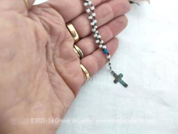 Voici un ancien et mini chapelet de 18 cm de long à plat et réalisé en petites perles de rocailles blanches et bleues avec une petite croix patinée et oxydée de 2cm.