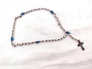 Ancien mini chapelet petites perles de rocailles blanches et bleues