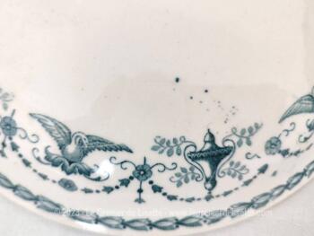 Superbe et ancienne soupière aux volutes bleues en forme de cygne estampillée Semi-Porcelaine Badonviller - Primerose.  Très tendance shabby .