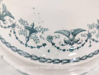 Superbe et ancienne soupière aux volutes bleues en forme de cygne estampillée Semi-Porcelaine Badonviller - Primerose.  Très tendance shabby .