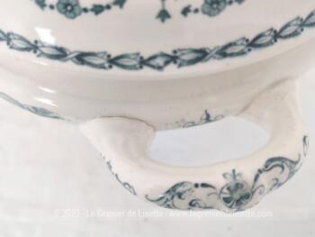 Superbe et ancienne soupière aux volutes bleues en forme de cygne estampillée Semi-Porcelaine Badonviller - Primerose.  Très tendance shabby .