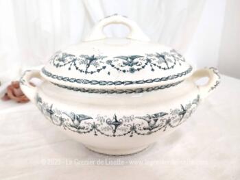 Superbe et ancienne soupière aux volutes bleues en forme de cygne estampillée Semi-Porcelaine Badonviller - Primerose.  Très tendance shabby .