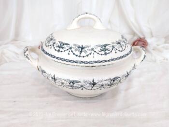 Superbe et ancienne soupière aux volutes bleues en forme de cygne estampillée Semi-Porcelaine Badonviller - Primerose.  Très tendance shabby .