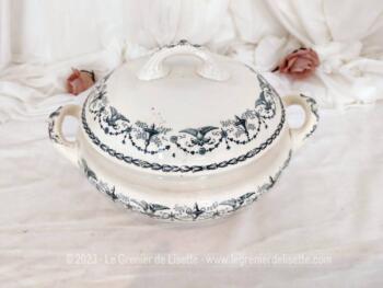 Superbe et ancienne soupière aux volutes bleues en forme de cygne estampillée Semi-Porcelaine Badonviller - Primerose.  Très tendance shabby .