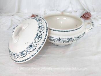 Superbe et ancienne soupière aux volutes bleues en forme de cygne estampillée Semi-Porcelaine Badonviller - Primerose.  Très tendance shabby .