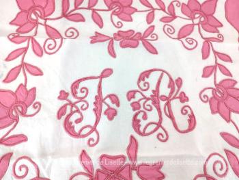 Vraiment tendance rose shabby, voici un couvre oreiller ou napperon original de 68 x 69 cm, décoré par des incrustations de fleurs en tissus et des broderies des monogrammes JR  au centre dans un beau coton doublé.