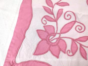 Vraiment tendance rose shabby, voici un couvre oreiller ou napperon original de 68 x 69 cm, décoré par des incrustations de fleurs en tissus et des broderies des monogrammes JR  au centre dans un beau coton doublé.