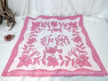 Vraiment tendance rose shabby, voici un couvre oreiller ou napperon original de 68 x 69 cm, décoré par des incrustations de fleurs en tissus et des broderies des monogrammes JR  au centre dans un beau coton doublé.