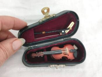 Sur 9 cm de long, voici une beau petit violon miniature avec 4 fils de fer pour servir de cordes, son archet  et son étui  avec fermoir avec à l'intérieur une étiquette portant la mention "Cremona". Pour une décoration originale !
