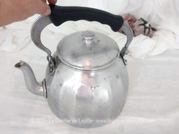 Superbe et  décorative, voici une grande bouilloire vintage en aluminium avec une forme originale à pans et déjà prête pour faire bouillir votre eau et préparer tranquillement votre thé.