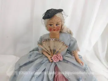 Ancienne poupée italienne La Vénitienne des années 50 au visage en papier mâché peint à la main, au bras en celluloïd et corps en tissus rempli de crin. Une beauté avec voilette et éventail !