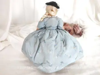 Ancienne poupée italienne La Vénitienne des années 50 au visage en papier mâché peint à la main, au bras en celluloïd et corps en tissus rempli de crin. Une beauté avec voilette et éventail !