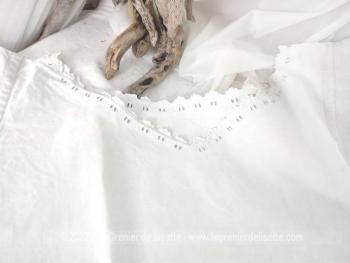 Voici une ancienne et authentique grande chemise de nuit entièrement faite à la main dans des draps de lin avec de magnifiques broderies à l'encolure et aux manches .