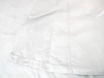 Voici une ancienne et authentique grande chemise de nuit entièrement faite à la main dans des draps de lin avec de magnifiques broderies à l'encolure et aux manches .
