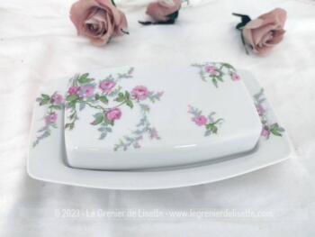 Voici un beurrier vintage en "Porcelaine de Limoges BH Cadeaux" comprenant socle et couvercle aux dessins de fleurs roses dans une forme très rectiligne.