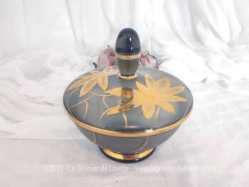 Voici une superbe bonbonnière vintage en verre dépoli en forme de dôme avec un couvercle central, le tout décoré de fleurs et volutes dorées.