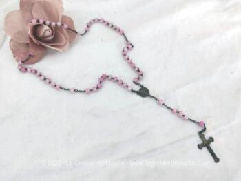 Voici un superbe ancien chapelet de 40 cm de long composé de perles en pierre semi-précieuses avec une superbe croix ciselée et la médaille de la Vierge en métal argenté.
