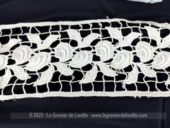 Sur 145 x 15 cm, voici un ancien long et étroit chemin de table en mailles filet blanc cassé avec des dessins de feuilles et un pompon aux extrémités .