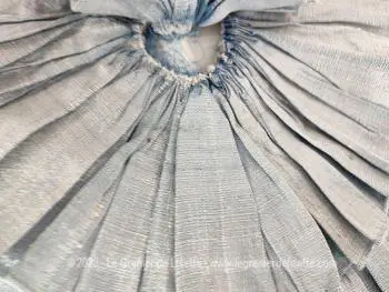 Voici un coussin  rond de 40 cm de diamètre, entièrement habillé d'un volant froncé en tissu soyeux cousu directement en spirale sur le coussin dans une tendance très shabby.