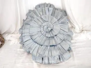 Voici un coussin  rond de 40 cm de diamètre, entièrement habillé d'un volant froncé en tissu soyeux cousu directement en spirale sur le coussin dans une tendance très shabby.