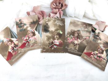 Pas datées ni manuscrites et oblitérées, voici un lot de 5 anciennes cartes postales représentant des fillettes  aux couleurs de France avec un message patriotique aux soldats français, correspondant à la période de la guerre 14-18.