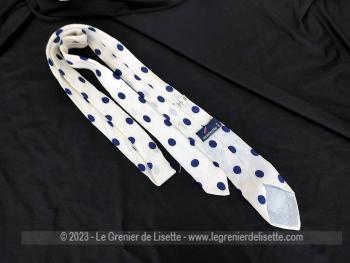 Voici une ancienne cravate vintage blanche (mais avec le temps, plus blanc cassé) à pois blanc, de la marque Daniel Hechter et 100% pure soie.  Pour hommes ou femmes !