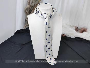 Voici une ancienne cravate vintage blanche (mais avec le temps, plus blanc cassé) à pois blanc, de la marque Daniel Hechter et 100% pure soie.  Pour hommes ou femmes !